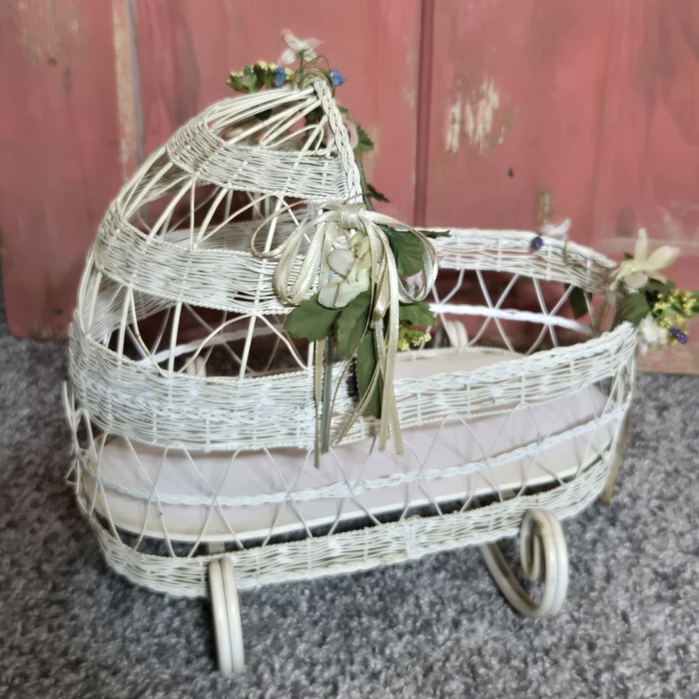 VINTAGE Ashton Drake‎ Galleries Rocking Doll Bassinet White Painted Wicker Metal
